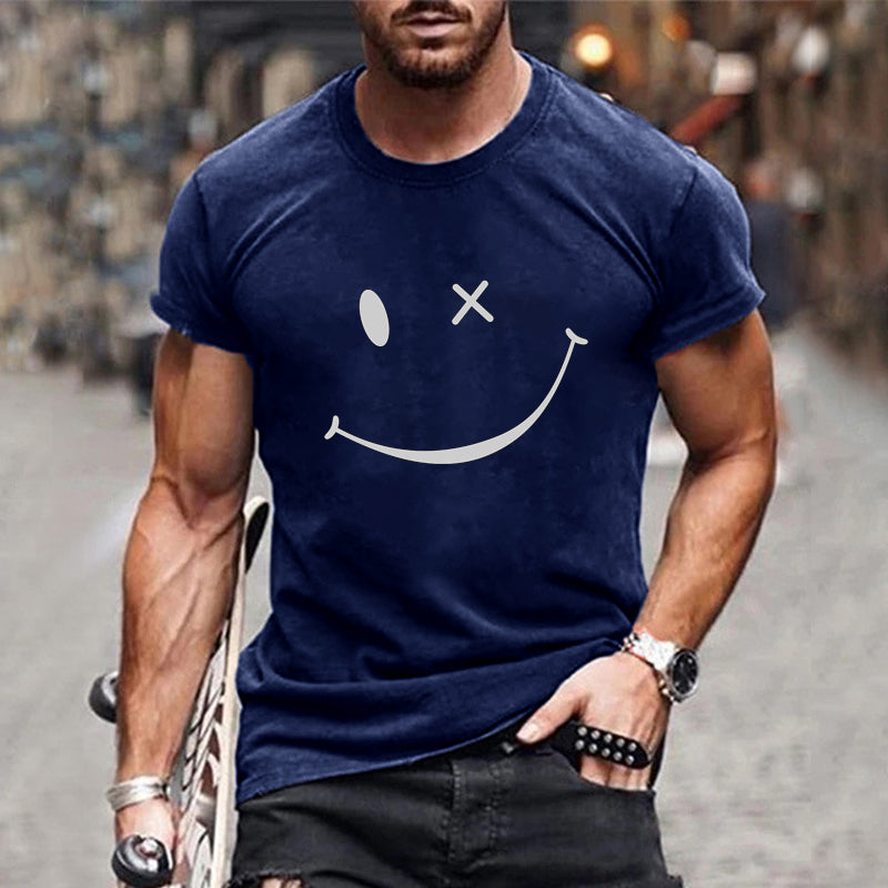 T-shirt homme en coton bio, doux et respirant. Motif smiley discret, vêtement d'été idéal pour le confort.