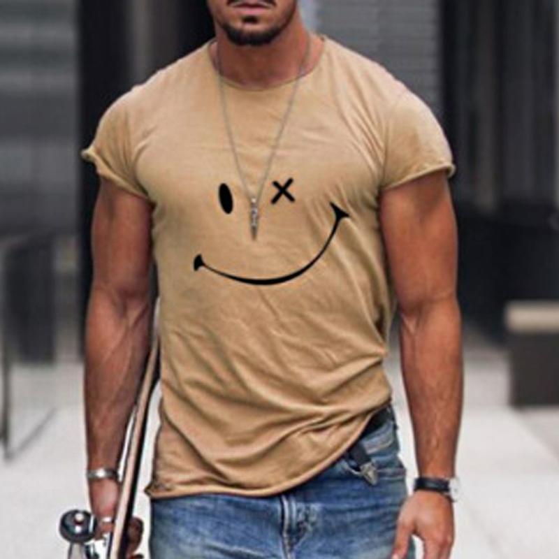 T-shirt homme rouge vif, vêtement décontracté et énergique. Grand motif smiley pour un style audacieux.