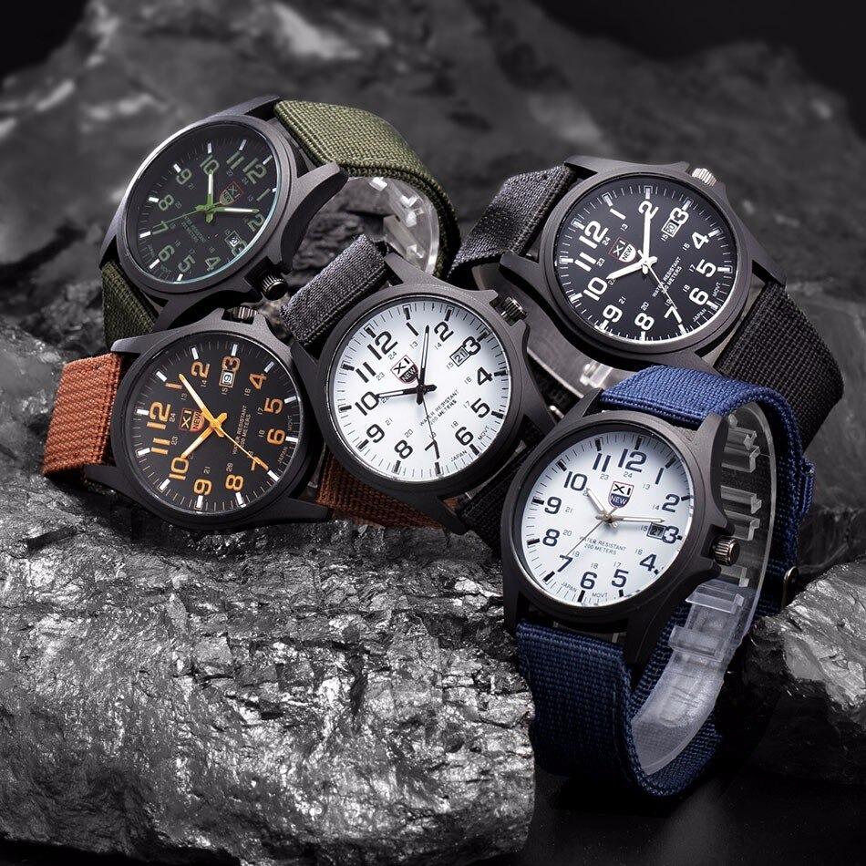 Montre sport homme avec affichage LED, chronomètre et bracelet silicone robuste pour toutes vos aventures.