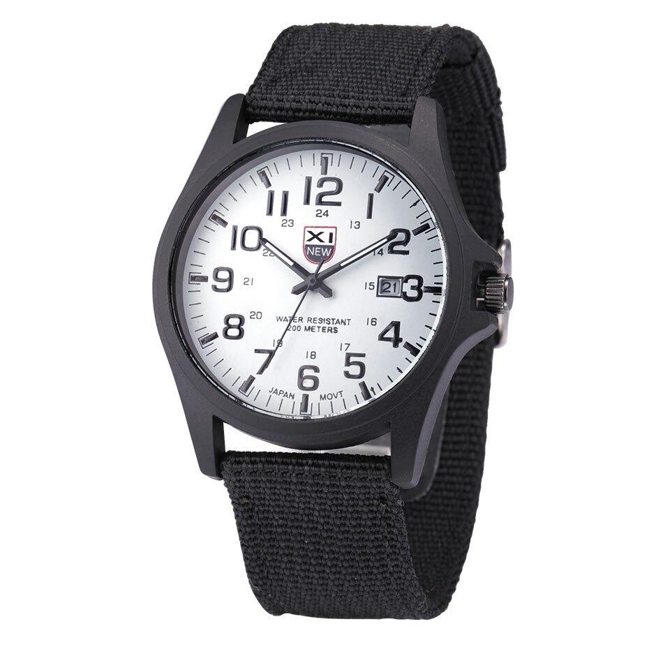 Accessoire homme : montre tactique noire, résistante, avec affichage LED clair, pour un style sportif et aventureux.