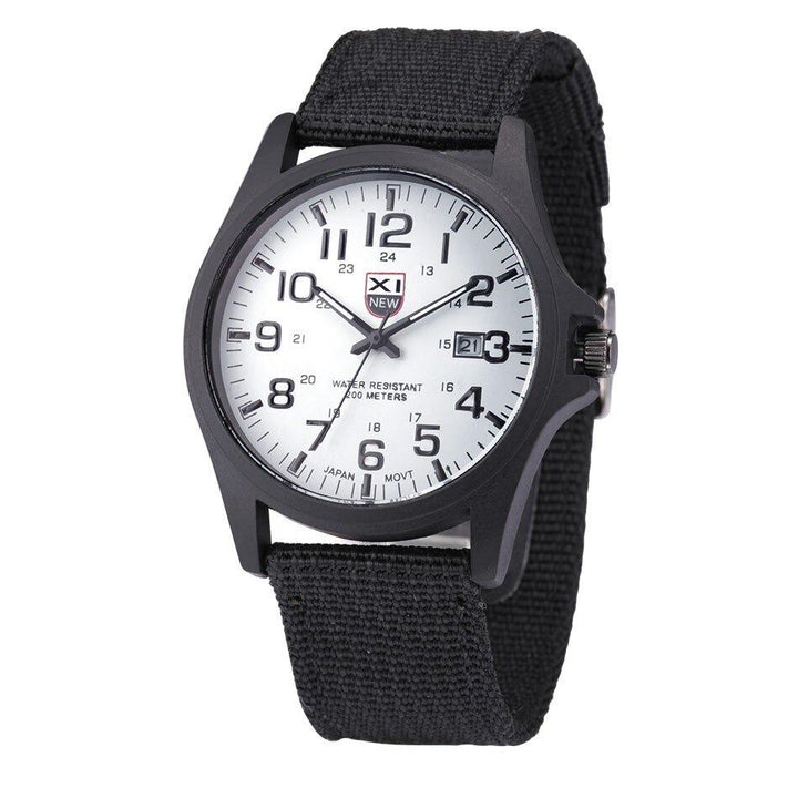 Accessoire homme : montre tactique noire, résistante, avec affichage LED clair, pour un style sportif et aventureux.