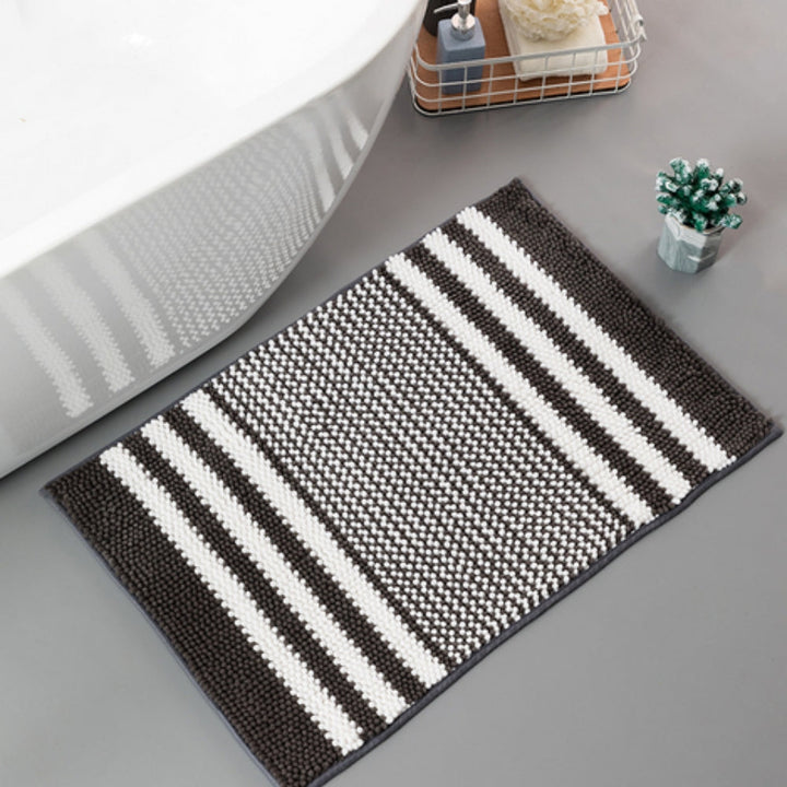 Tapis de bain moelleux à rayures en chenille, antidérapant et super absorbant pour salle de bain moderne.
