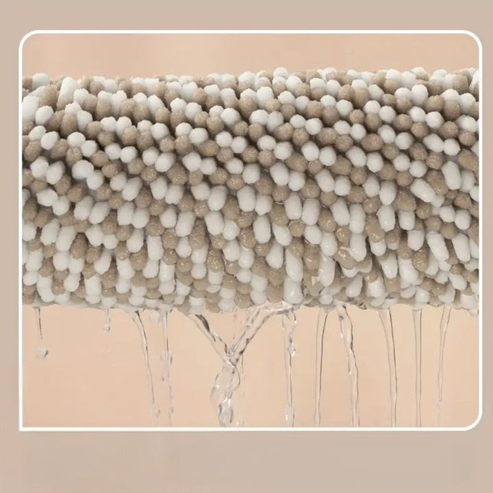 Tapis de bain élégant et confortable, avec motifs à rayures, en chenille absorbante et antidérapante.