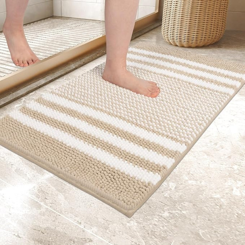 Tapis de bain à rayures contemporain, très absorbant et antidérapant pour plus de sécurité et de style élégant.
