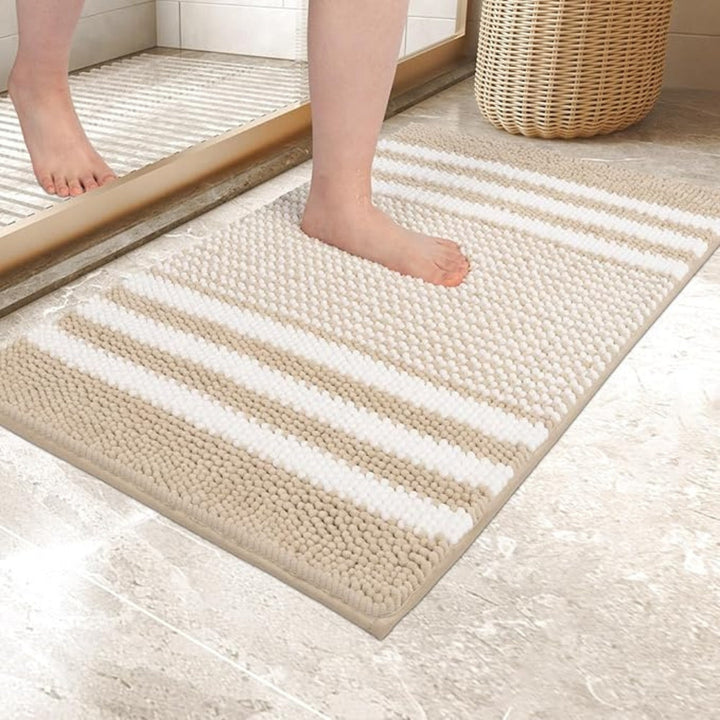 Tapis de bain à rayures contemporain, très absorbant et antidérapant pour plus de sécurité et de style élégant.