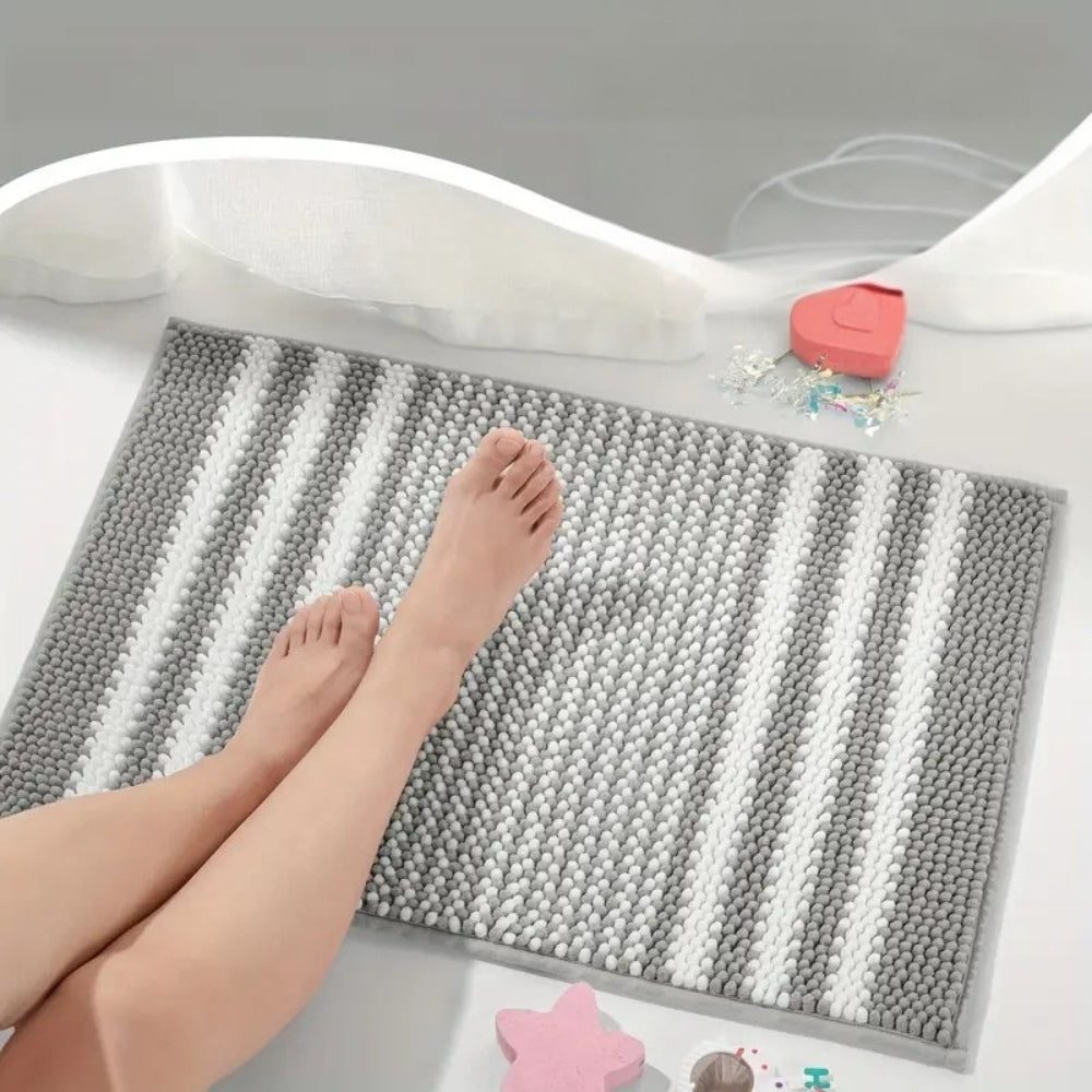 Tapis de bain de luxe moelleux à rayures, séchage rapide et antidérapant, parfait pour une salle de bain élégante.