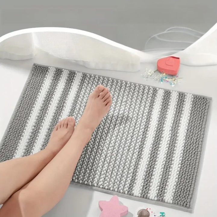 Tapis de bain de luxe moelleux à rayures, séchage rapide et antidérapant, parfait pour une salle de bain élégante.