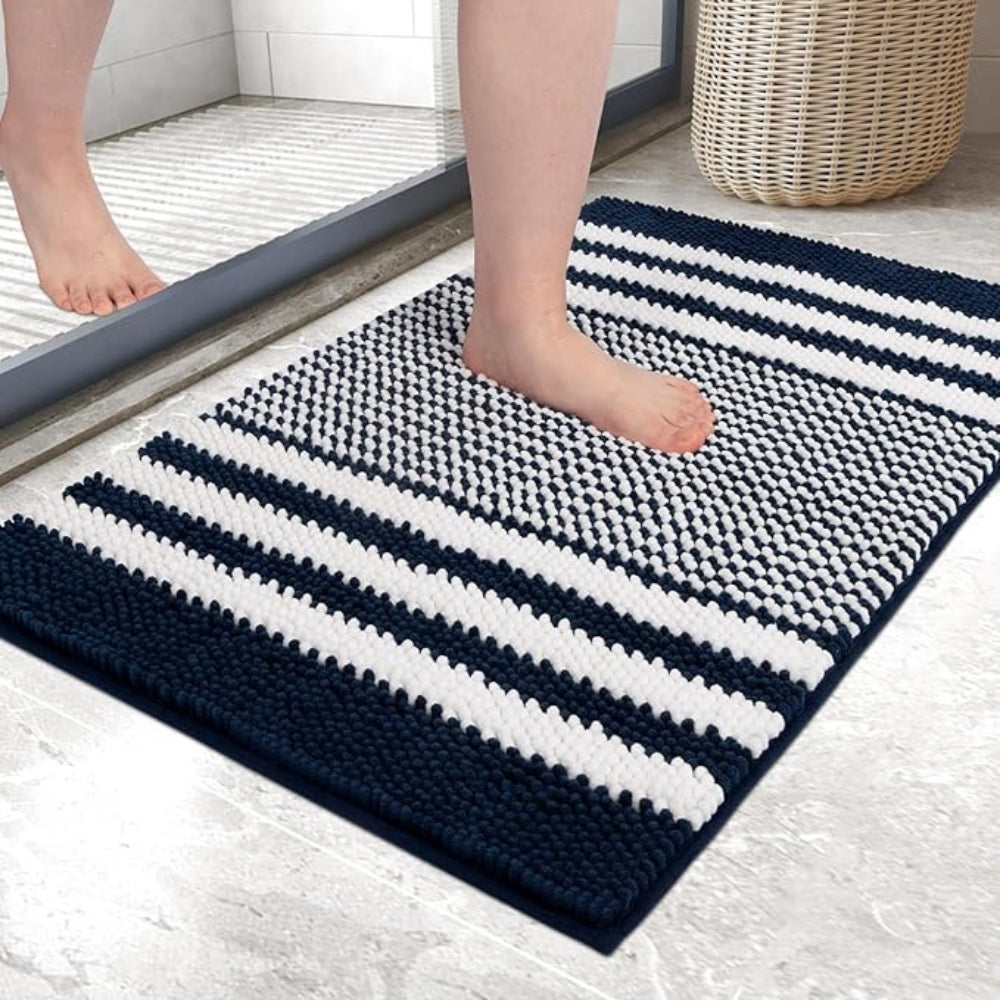 Tapis de bain moelleux à rayures pour un décor moderne, absorbant, antidérapant, alliant confort et style.