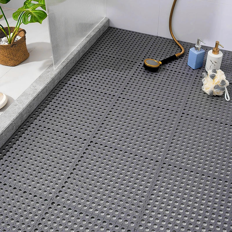 Tapis de douche antidérapant gris pour une sécurité accrue et hygiène du bain. Idéal pour votre salle de bain.