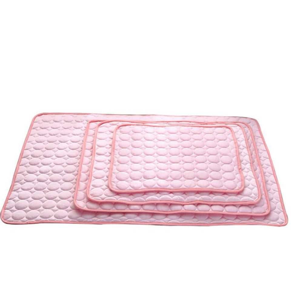 Tapis rafraîchissant en soie glacée, doux et ultra-frais, procurant un confort optimal pour chiens et chats en été.