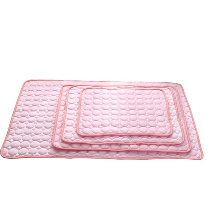 Tapis rafraîchissant en soie glacée, doux et ultra-frais, procurant un confort optimal pour chiens et chats en été.