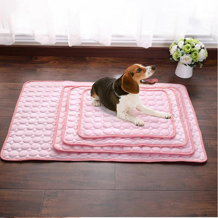 Tapis rafraîchissant ultra-doux en soie glacée pour soulager chiens et chats de la chaleur estivale.