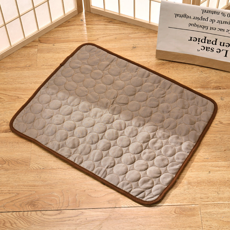 Tapis rafraîchissant bleu pour chien et chat, offrant un confort frais et un repos optimal en été.