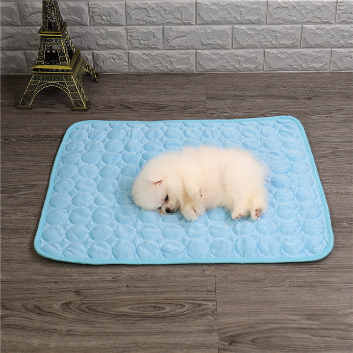 Tapis rafraîchissant et confortable pour animaux, soulageant efficacement la chaleur de votre chien ou chat en été.