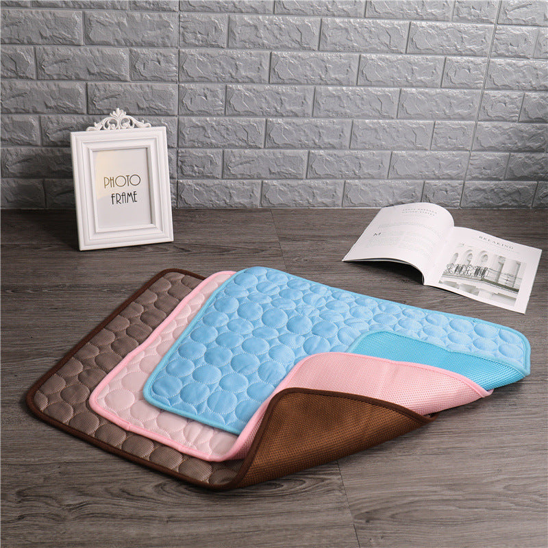 Grand tapis rafraîchissant pour animaux, offrant un espace de repos frais et confortable pour chien et chat en été.