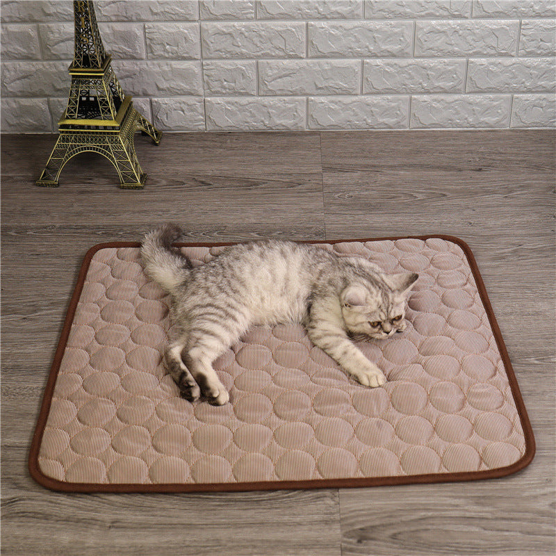 Tapis rafraîchissant multi-usages pour animaux, assurant un confort frais et un repos agréable pour chiens et chats en été.