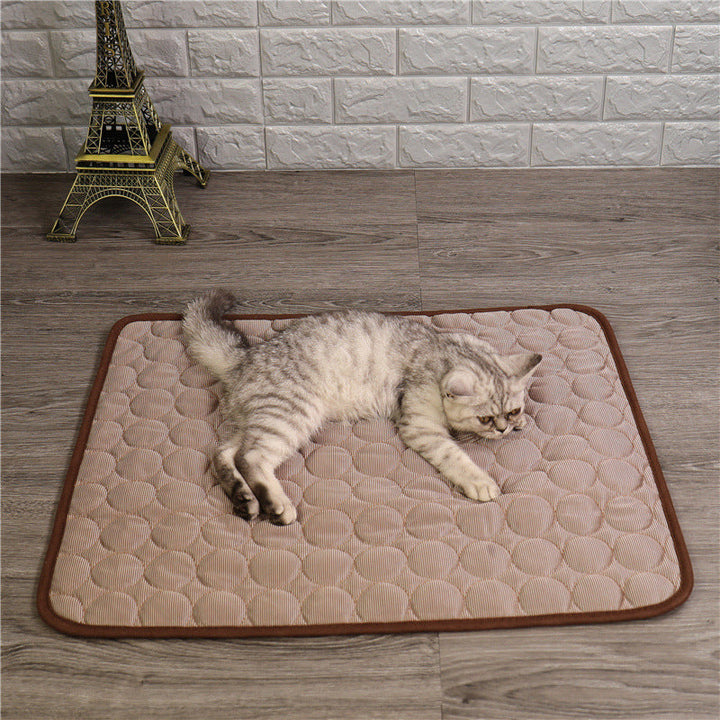 Tapis rafraîchissant multi-usages pour animaux, assurant un confort frais et un repos agréable pour chiens et chats en été.
