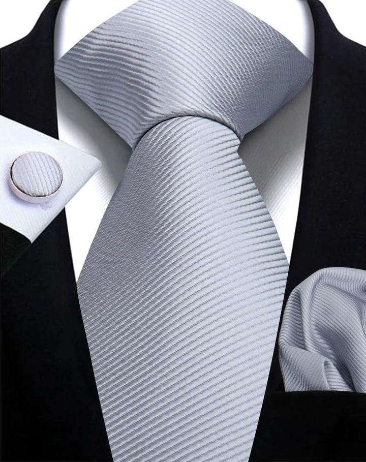 Cravate classique unie, parfaite pour un costume homme, avec boutons de manchette sophistiqués.