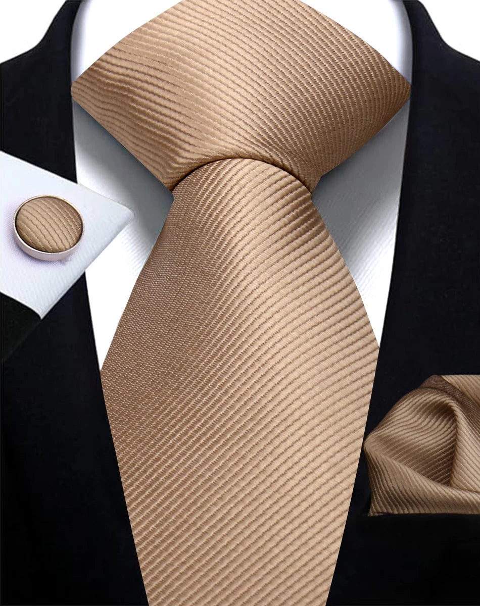 Ensemble cravate et boutons de manchette uni, accessoire essentiel pour homme d'affaires.