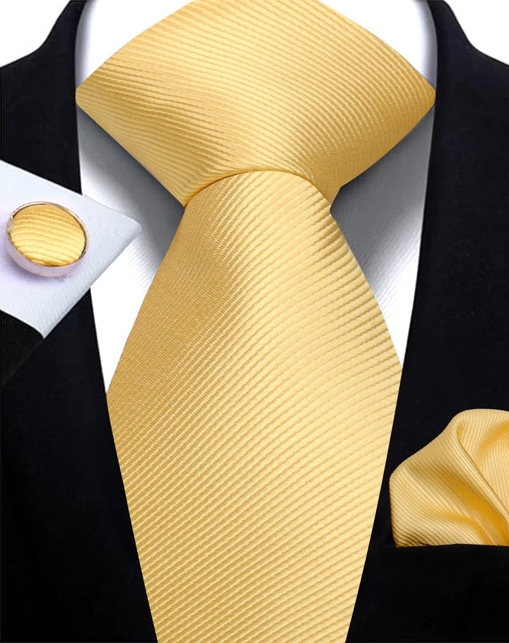 Accessoires formels homme: cravate unie élégante et boutons de manchette assortis.