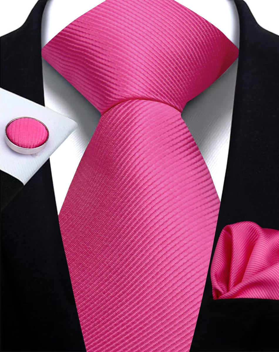 Set cravate unie classique et boutons de manchette, essentiel pour tout homme moderne.