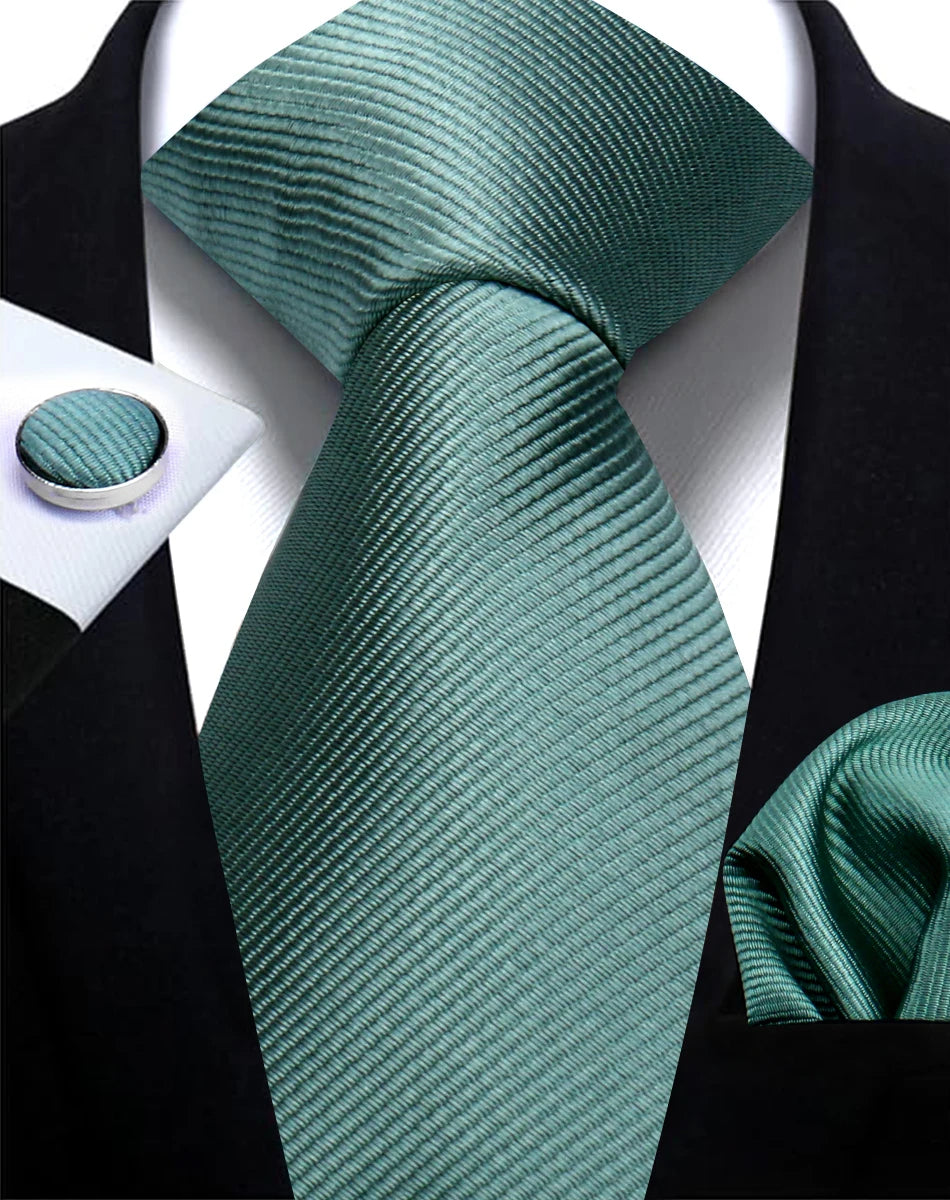 Cravate unie et boutons de manchette, accessoire homme pour un style impeccable au bureau.