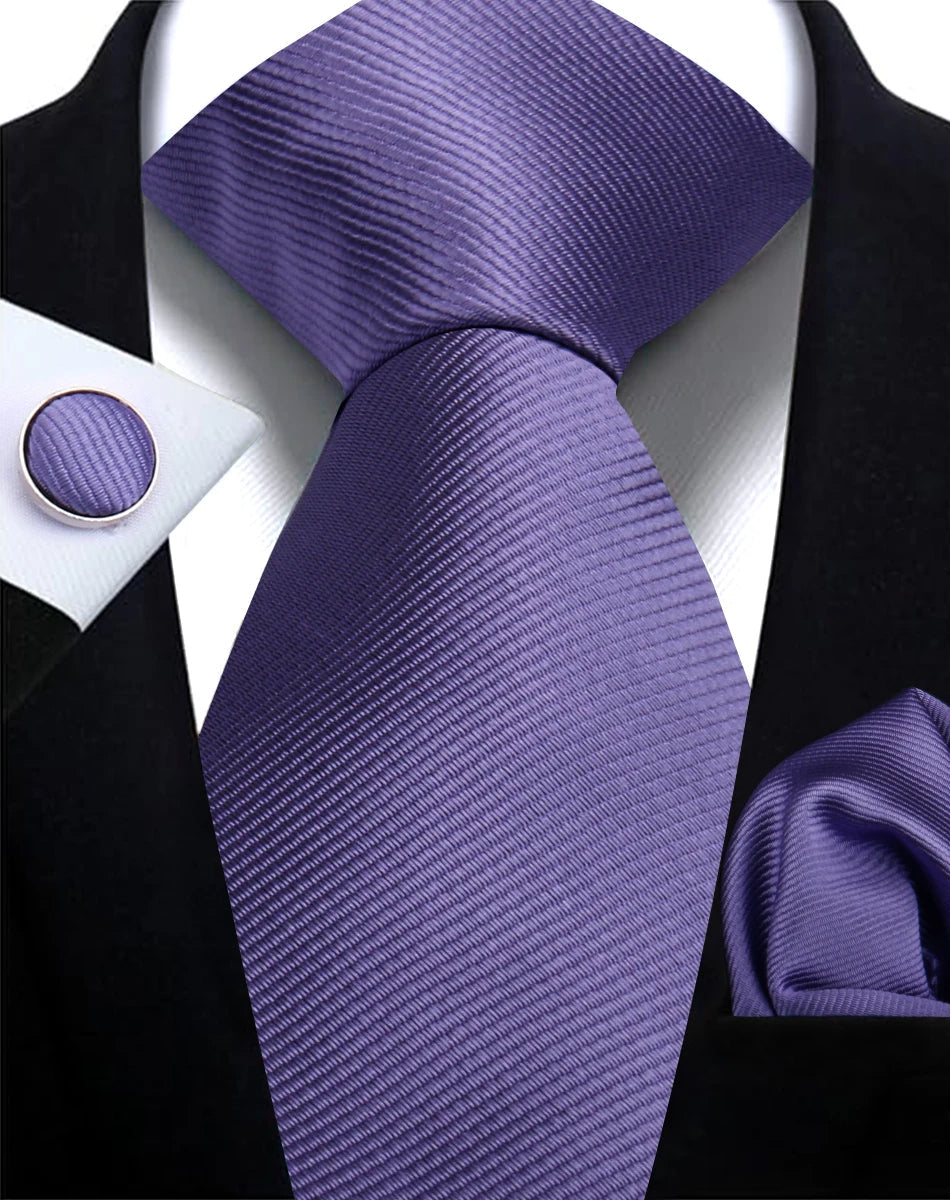 Cravate homme formelle unie avec boutons, pour des occasions où l'élégance est de mise.