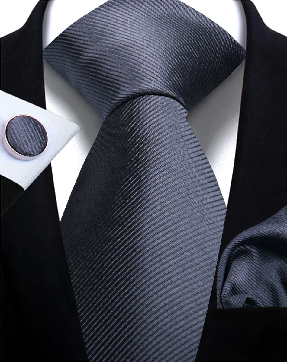 Ensemble élégant: cravate unie et boutons de manchette pour homme, style intemporel.