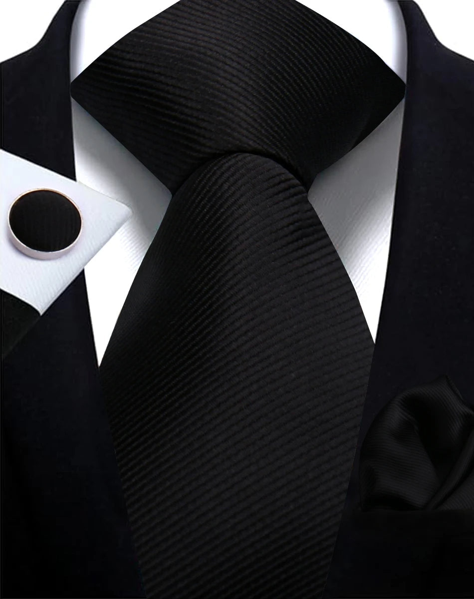 Accessoires homme: cravate unie et boutons de manchette, pour une touche d'élégance.