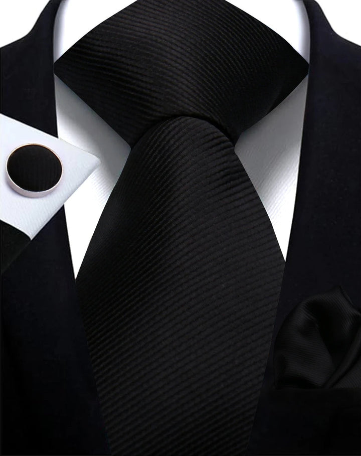 Accessoires homme: cravate unie et boutons de manchette, pour une touche d'élégance.