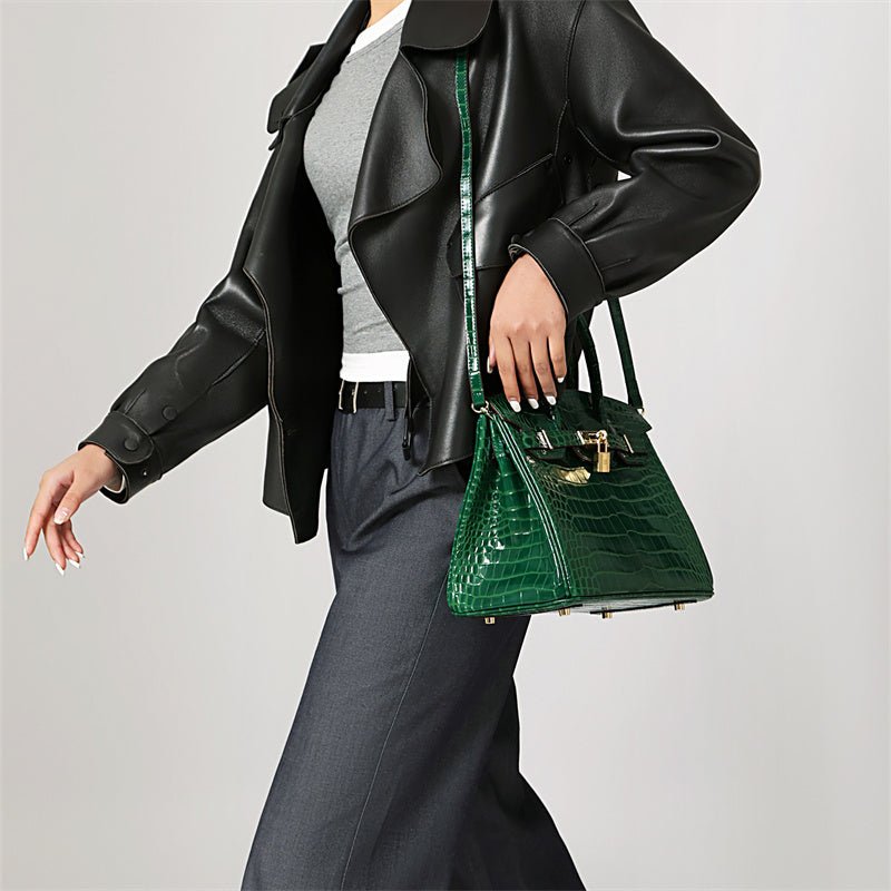 Sac à main femme en cuir, un design épuré pour un look classique et raffiné.