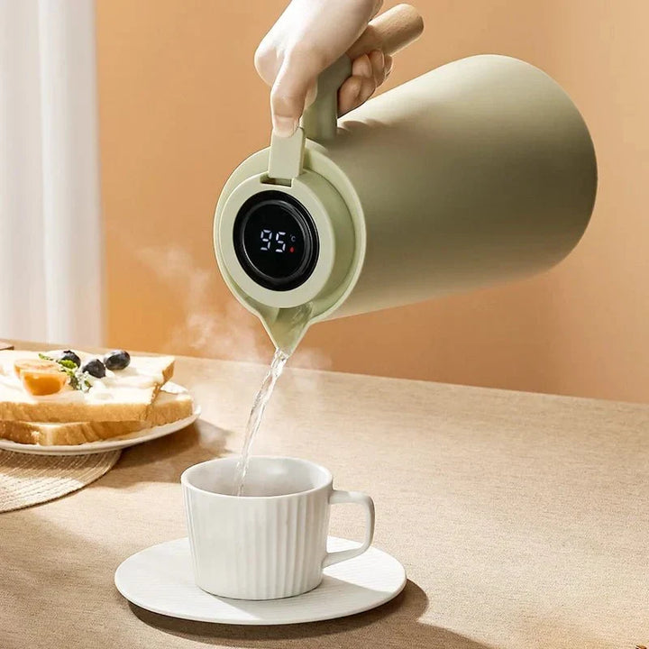 Carafe thermique de maison avec affichage digital de température et élégante poignée en bois.