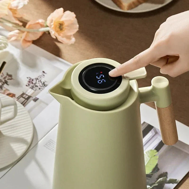 Pichet thermique avec écran de température pour boissons chaudes/froides, design moderne pour cuisine.