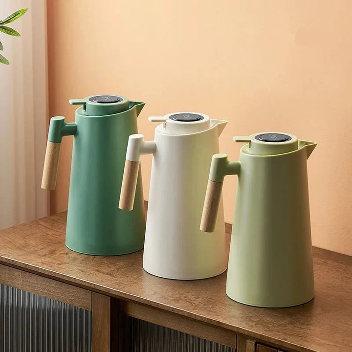 Carafe isolante en verre et bois, avec affichage température, parfaite pour maison et cuisine.