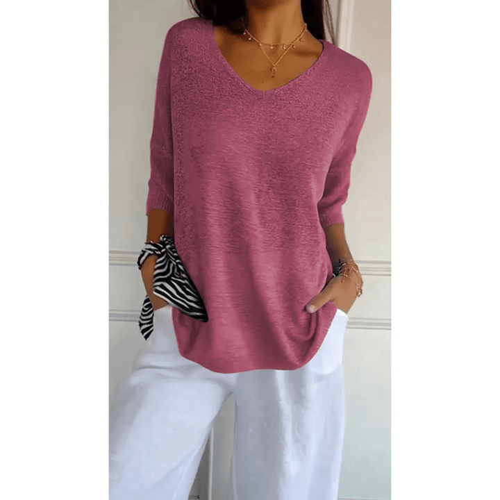 T-shirt femme chic col V, manches 3/4. Un essentiel polyvalent pour une mode femme mi-saison décontractée.