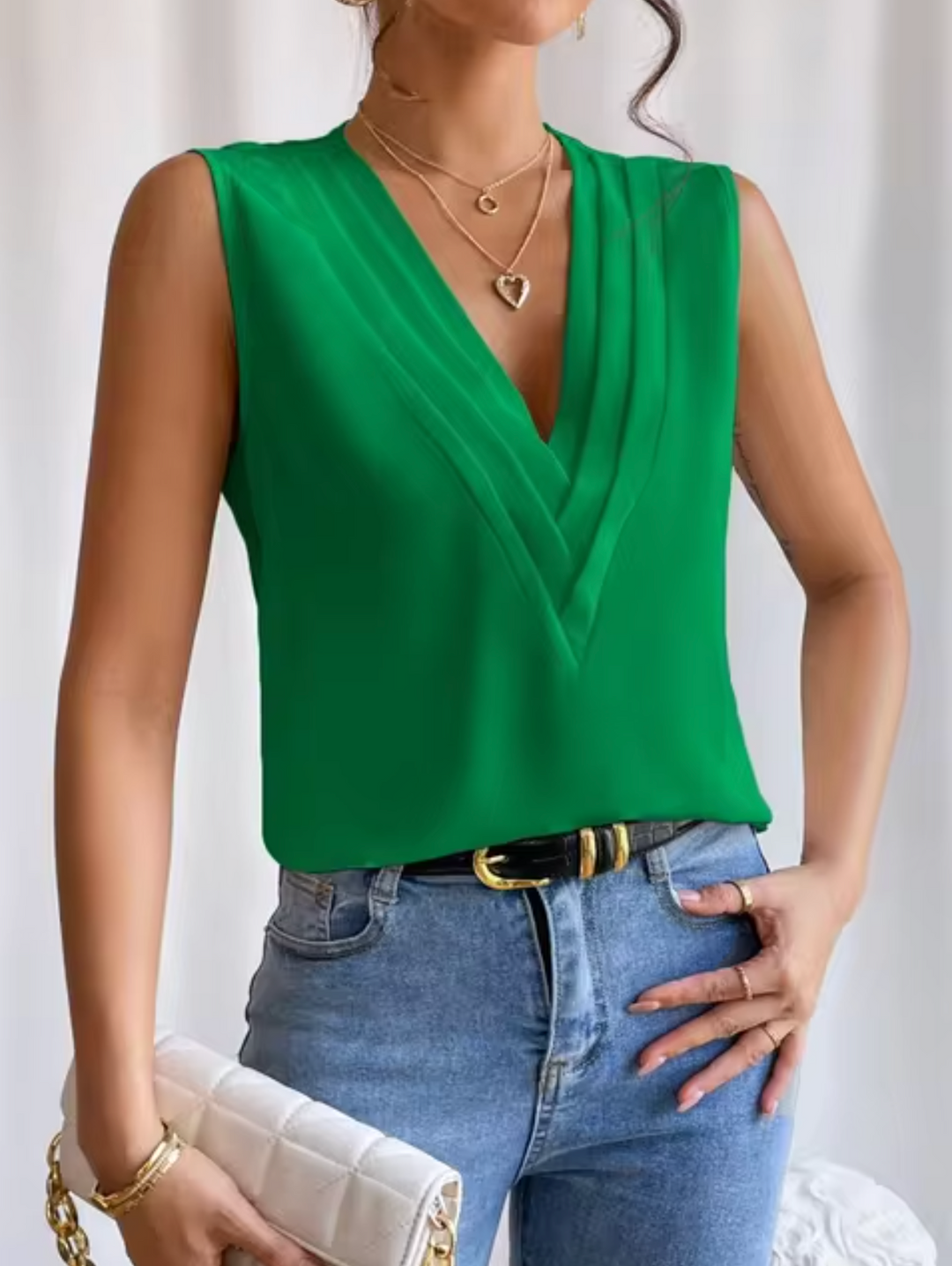 Top femme élégant col V plissé sans manches, idéal printemps/été, look chic et décontracté.