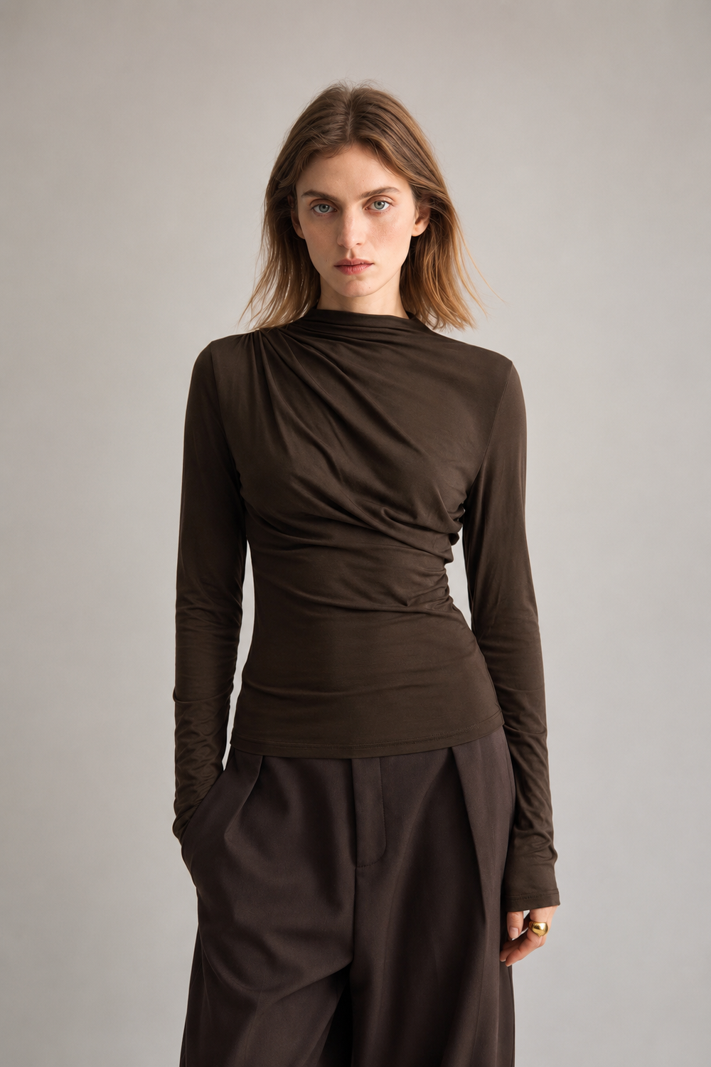Haut asymétrique chic Ronja marron pour femme, avec col drapé et manches longues. Style élégant et moderne.