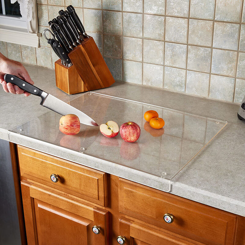 Planche à découper transparente antidérapante pour cuisine moderne et sécurisée, idéale pour la préparation.