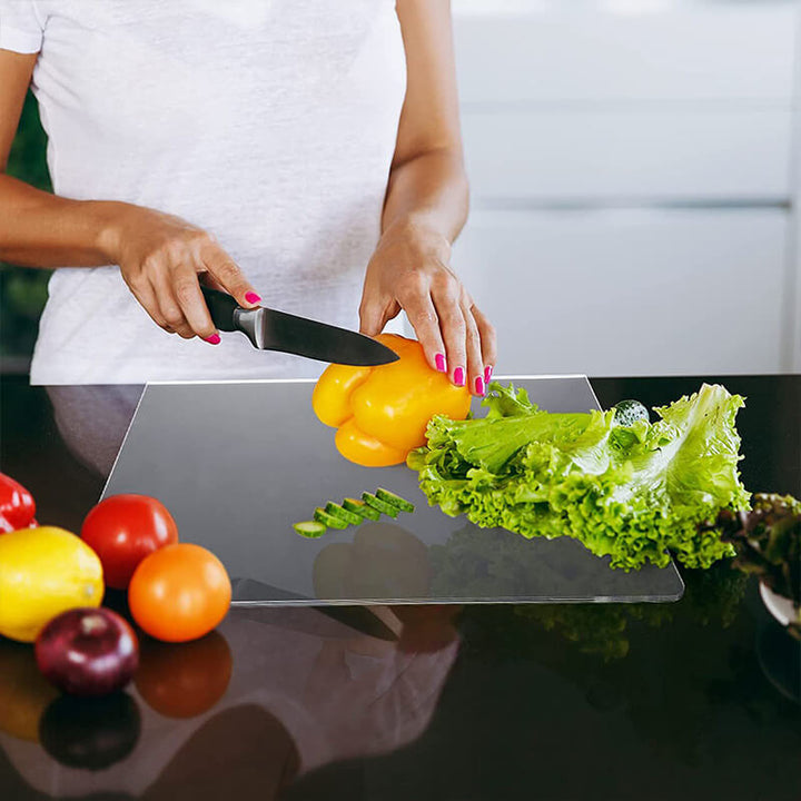 Design épuré pour cette planche à découper transparente antidérapante, un ustensile de cuisine essentiel et moderne.