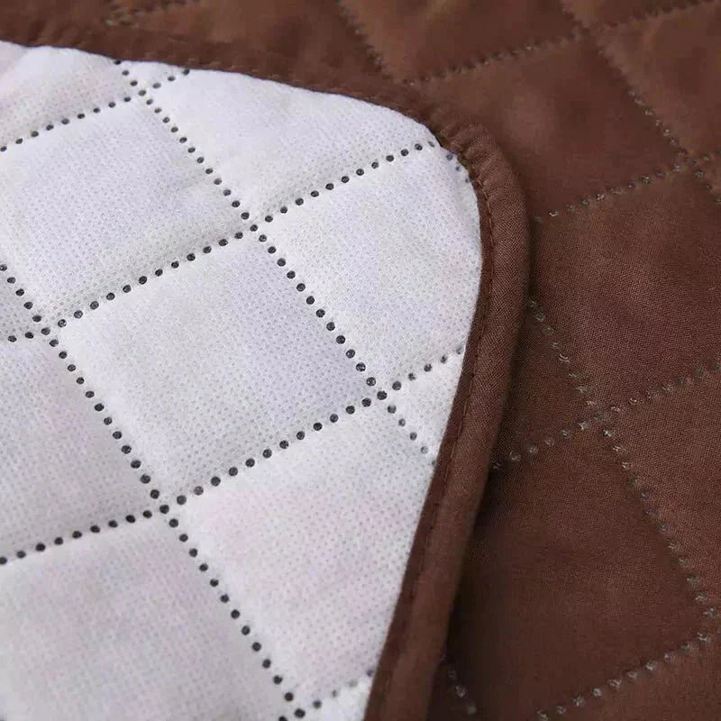 Housse de protection fauteuil scandinave, extensible et douce, pour un intérieur contemporain.