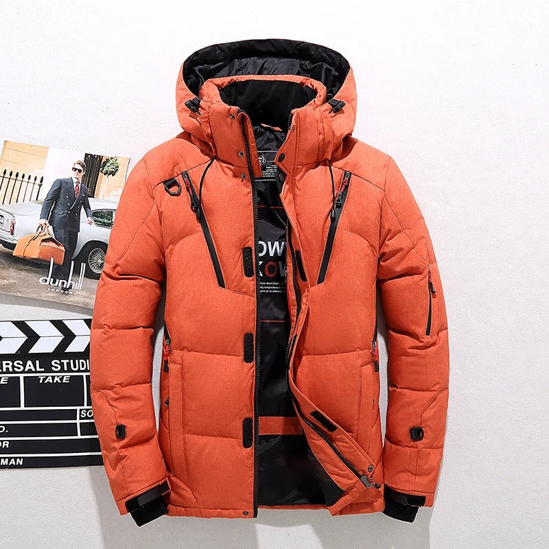 Veste homme épaisse et robuste pour l'hiver, assurant une protection maximale contre le froid avec son design à capuche.