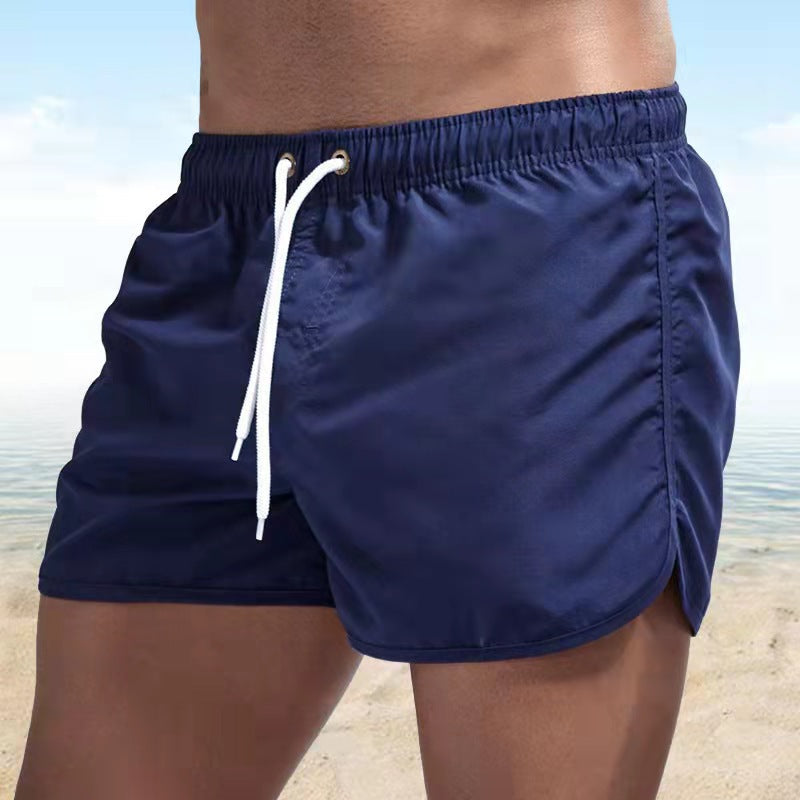 Détail du short de bain homme uni Caspian avec cordon ajustable. Confortable et élégant pour la plage.