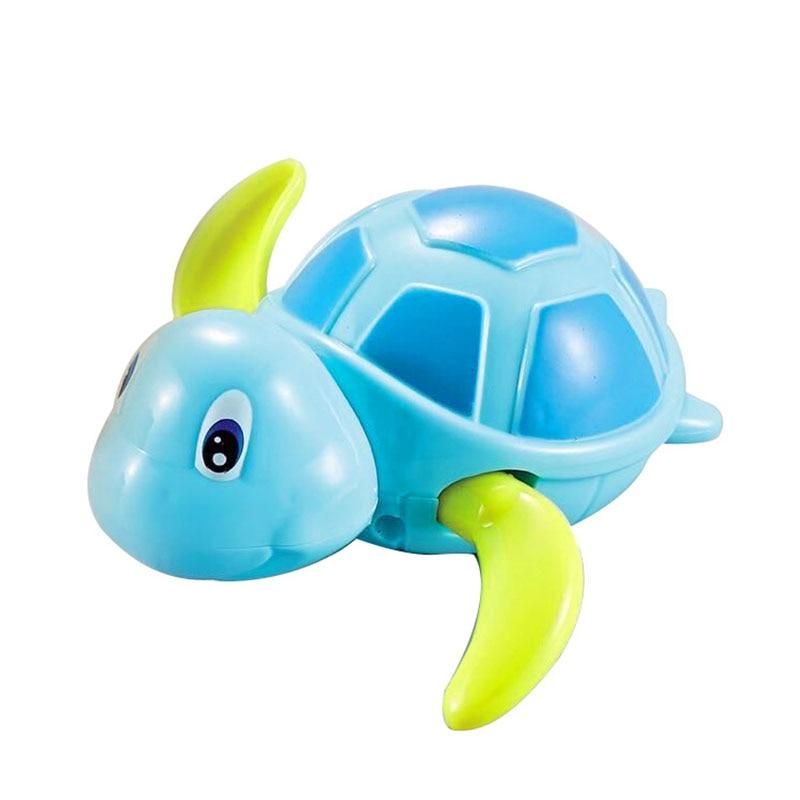 Trois tortues de bain mécaniques colorées nageant dans l'eau, un jouet stimulant pour bébé sans pile.