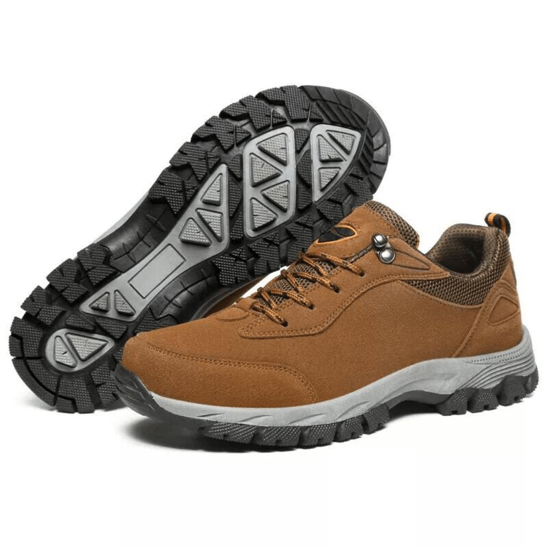 Paire de chaussures de randonnée TrailGuard robustes pour hommes, confort durable et performance en trail.