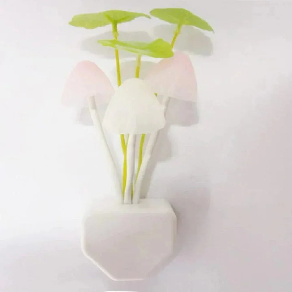 Champignon veilleuse ambiance LED, lumière douce pour une chambre d'enfant sereine et décorative.