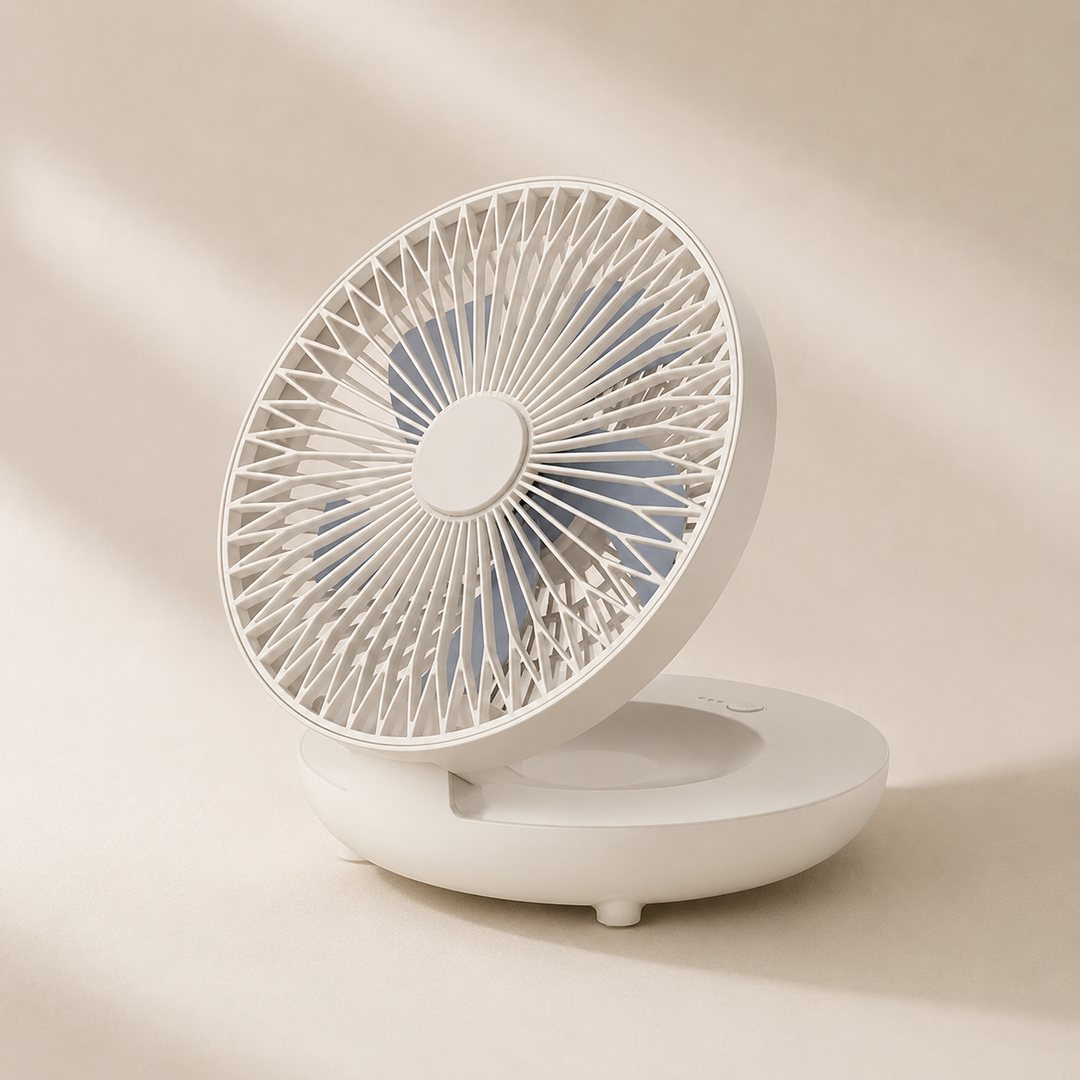 Mini ventilateur de bureau USB rechargeable, compact pour un vent frais discret durant l'été.