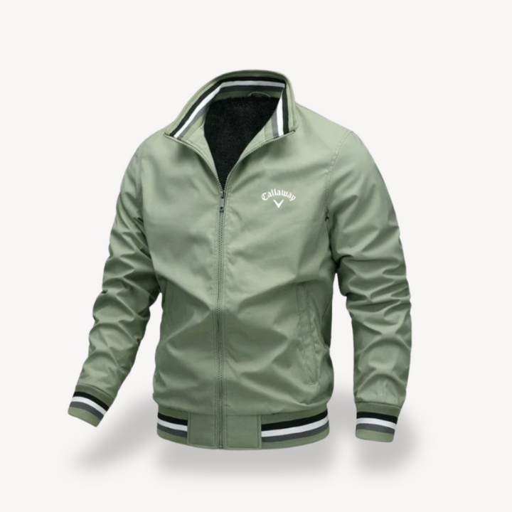Golfeur portant une veste de golf homme coupe-vent déperlante, en action sur le parcours par temps frais.