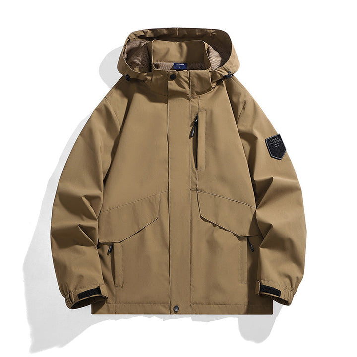 Homme en veste imperméable polyvalente, idéal pour la randonnée et activités sportives extérieures.