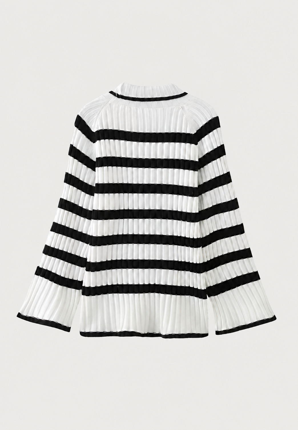 Robe courte rayée élégante femme avec col roulé et manches amples, un incontournable mode chic.