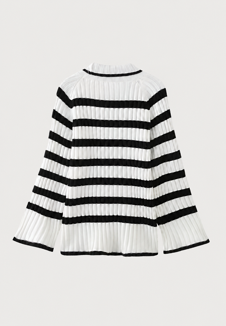Robe courte rayée élégante femme avec col roulé et manches amples, un incontournable mode chic.